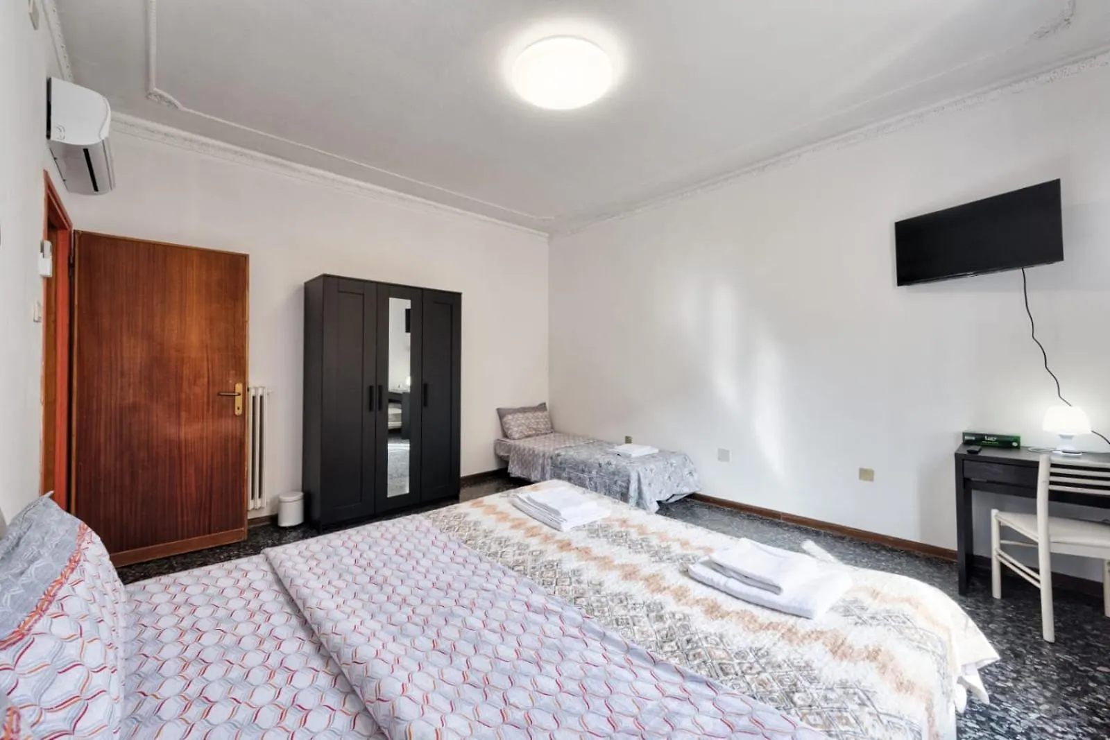 Pensionat Cozy Best Apartment In City With Free Parking Marghera Italien
